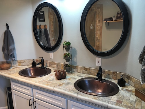 Inviting farm house on large acreage close to Paso on the Estrella Wine Trail 