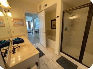 Combined shower/tub, jetted tub, hair dryer, towels
