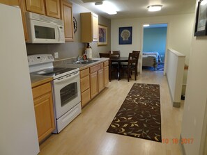 Private kitchen | Fridge, microwave, oven, stovetop