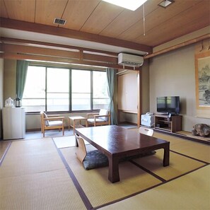 Traditional-Zimmer, Raucher, Gemeinschaftsbad (Japanese Style, No View) | Wohnbereich | Fernseher