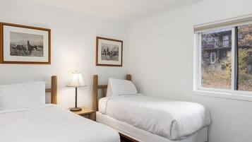 3 bedrooms, iron/ironing board, WiFi, bed sheets