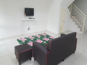 House, 4 Bedrooms | Living room | Flat-screen TV - Homestay Ainizie Melaka (Malacca City)
