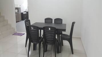 House, 4 Bedrooms | In-room dining