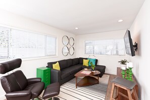 Una Smart TV, una chimenea, videojuegos, un reproductor de DVD