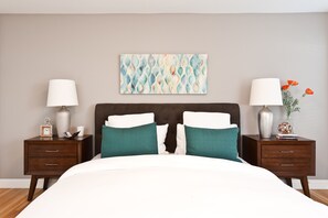 6 dormitorios, escritorio, tabla de planchar con plancha y cuna de viaje