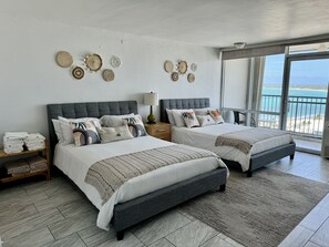 Tabla de planchar con plancha, wifi gratis y ropa de cama