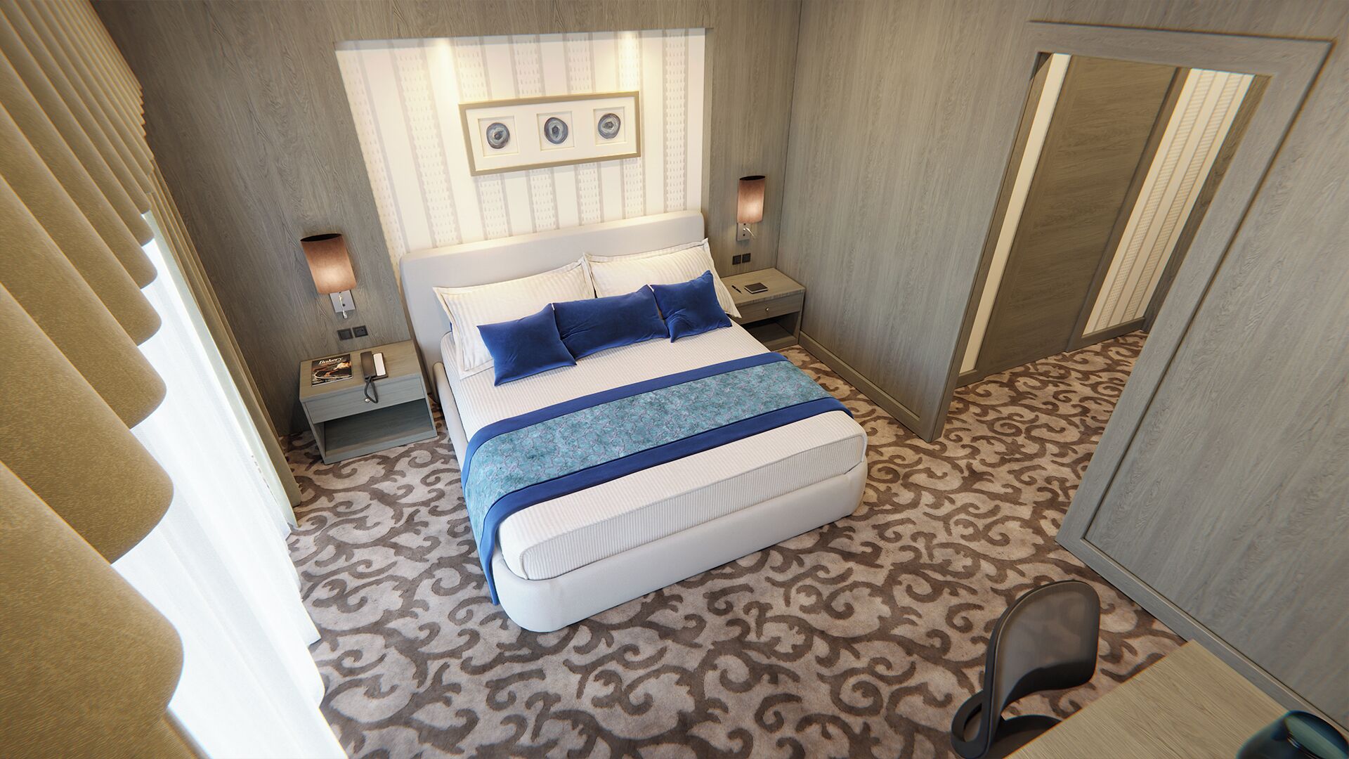 Una camera d'albergo con un letto grande, due comodini, un tavolino di notte, uno specchio e una moquette fantasia.
