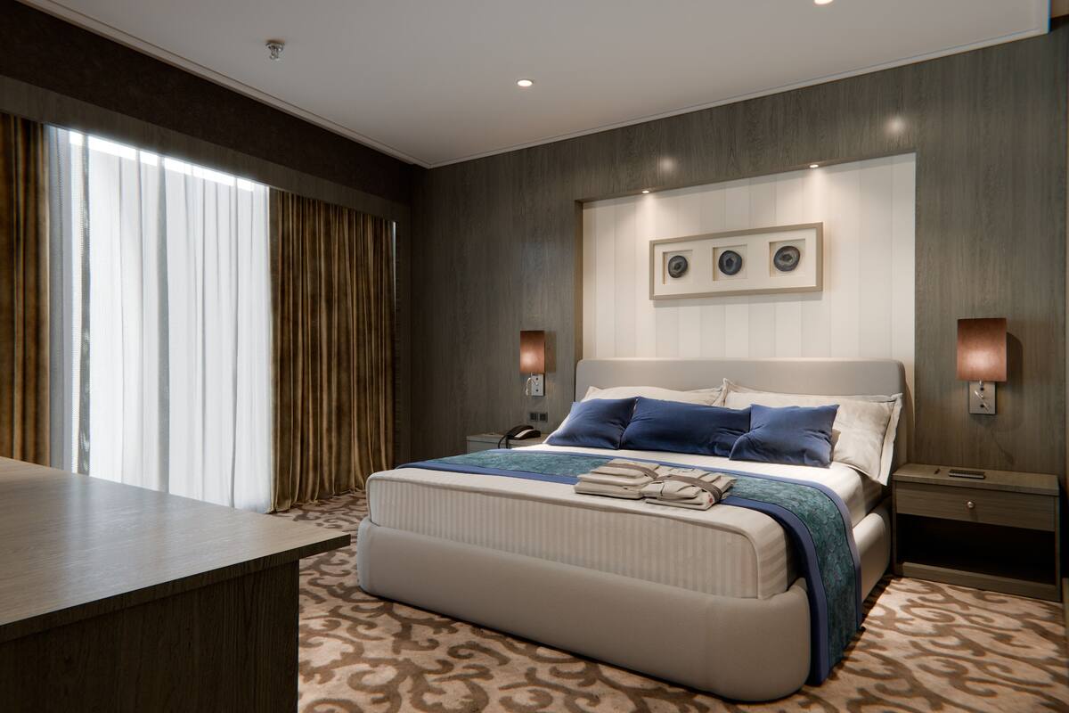 Une chambre d’hôtel moderne avec un grand lit, des tables de chevet, un bureau et une fenêtre avec des rideaux.