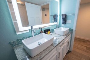 Tina con regadera, secadora de cabello, toallas 