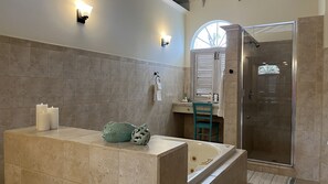 Baignoire, séchoir à cheveux, serviettes fournies, savon