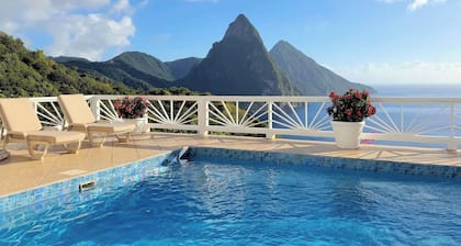 Lovely serene staffed villa w/pool & Piton views. Near Anse Chastanet
