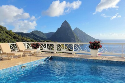 Lovely serene staffed villa w/pool & Piton views. Near Anse Chastanet
