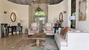 Una Smart TV, un reproductor de DVD, libros, una biblioteca de música