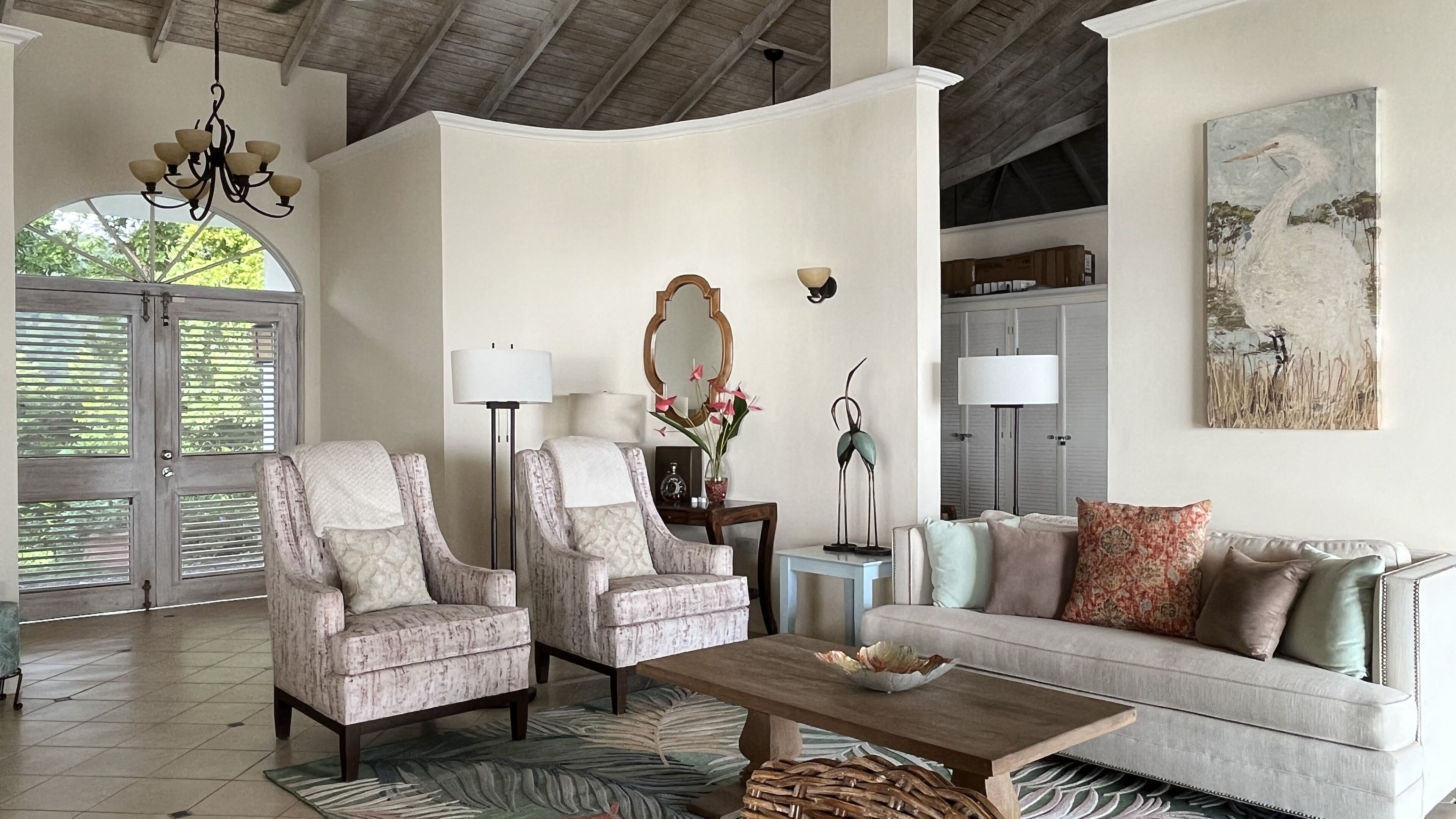 智能電視、DVD 播放機、書籍、音樂庫