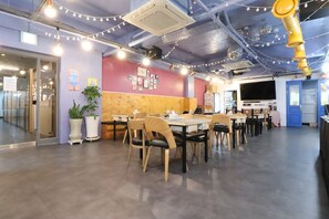Desayuno buffet los días de semana (KRW 8800 por persona)