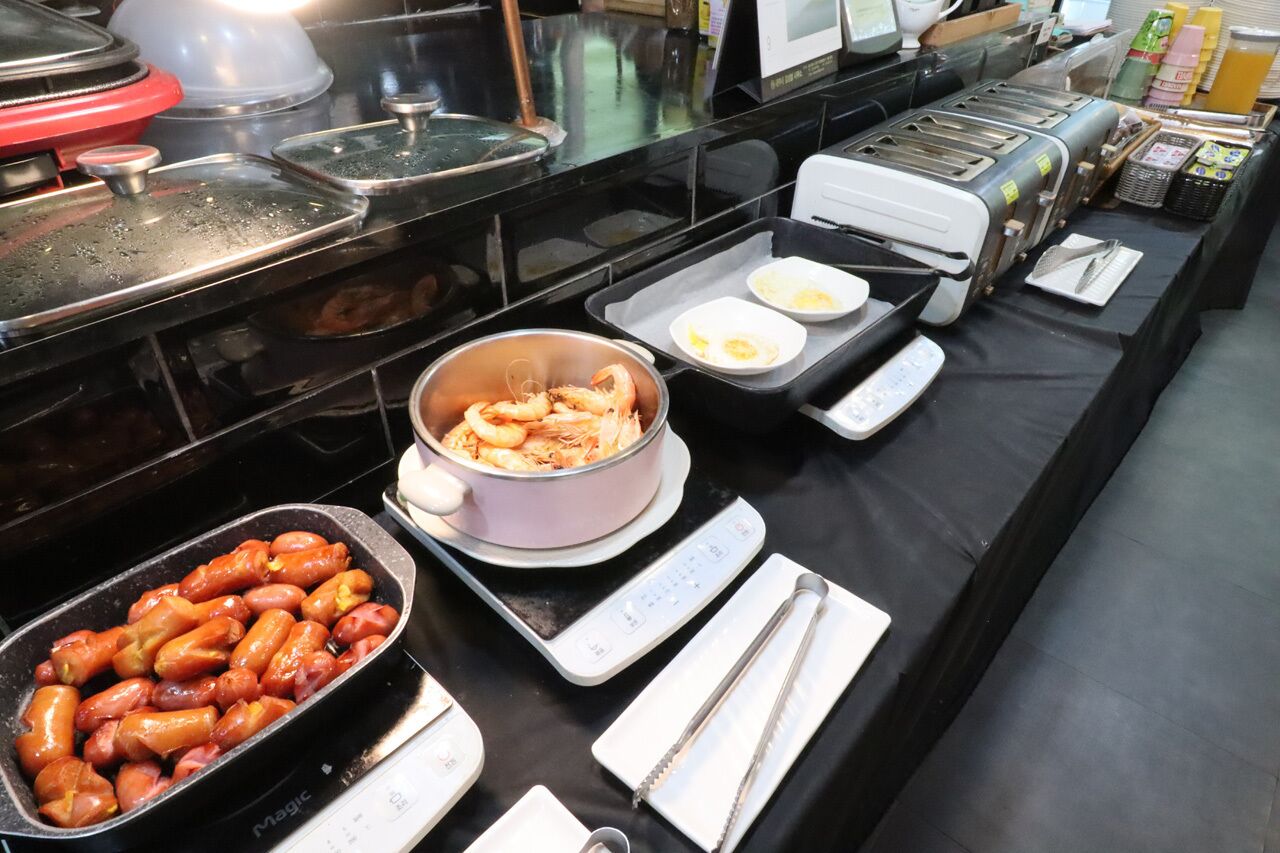daily buffet breakfast (krw 8800 per person)