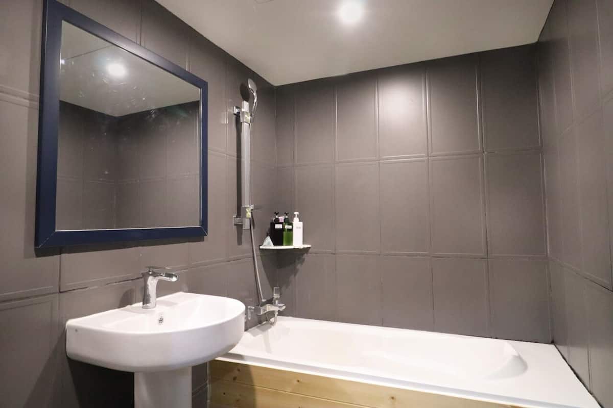 twin room | bathroom | free toiletries, hair dryer, bathrobes, slippers