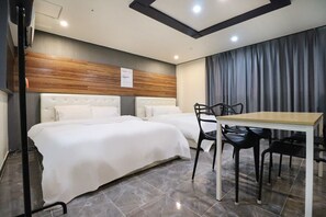 Habitación con 2 camas individuales | Minibar con artículos gratuitos, escritorio, cortinas opacas