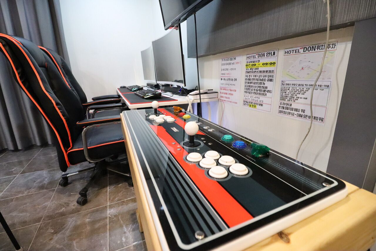 twin room | 1 bedroom, free minibar, desk, blackout curtains