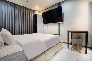 Minibar con artículos gratuitos, escritorio y cortinas blackout 