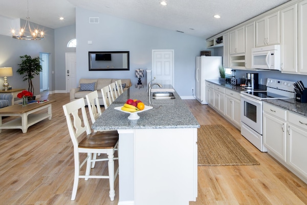 Refrigerador, microondas, placa de cocina, lavavajillas