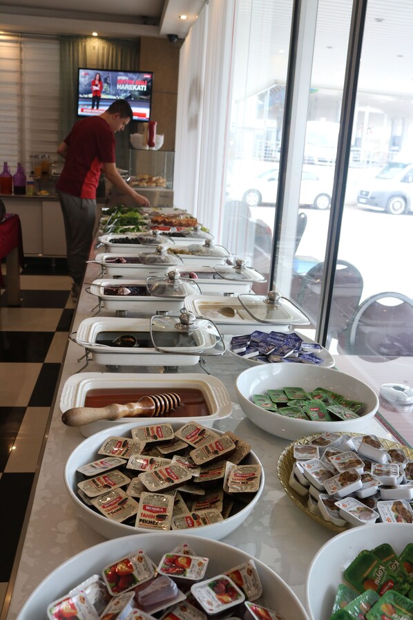 Desayuno buffet diario (EUR 3 por persona)