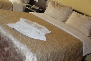 Minibar, escritorio, tabla de planchar con plancha y wifi gratis