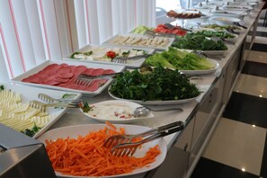Tägliches Frühstücksbuffet gegen Gebühr