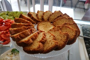 Sarapan prasmanan setiap hari dengan biaya tambahan