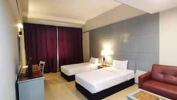 Deluxe Twin Room | Minibar, desk, soundproofing, iron/ironing board