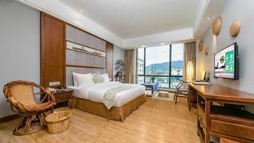 迷你吧、房內夾萬、書桌、遮光窗簾/窗簾