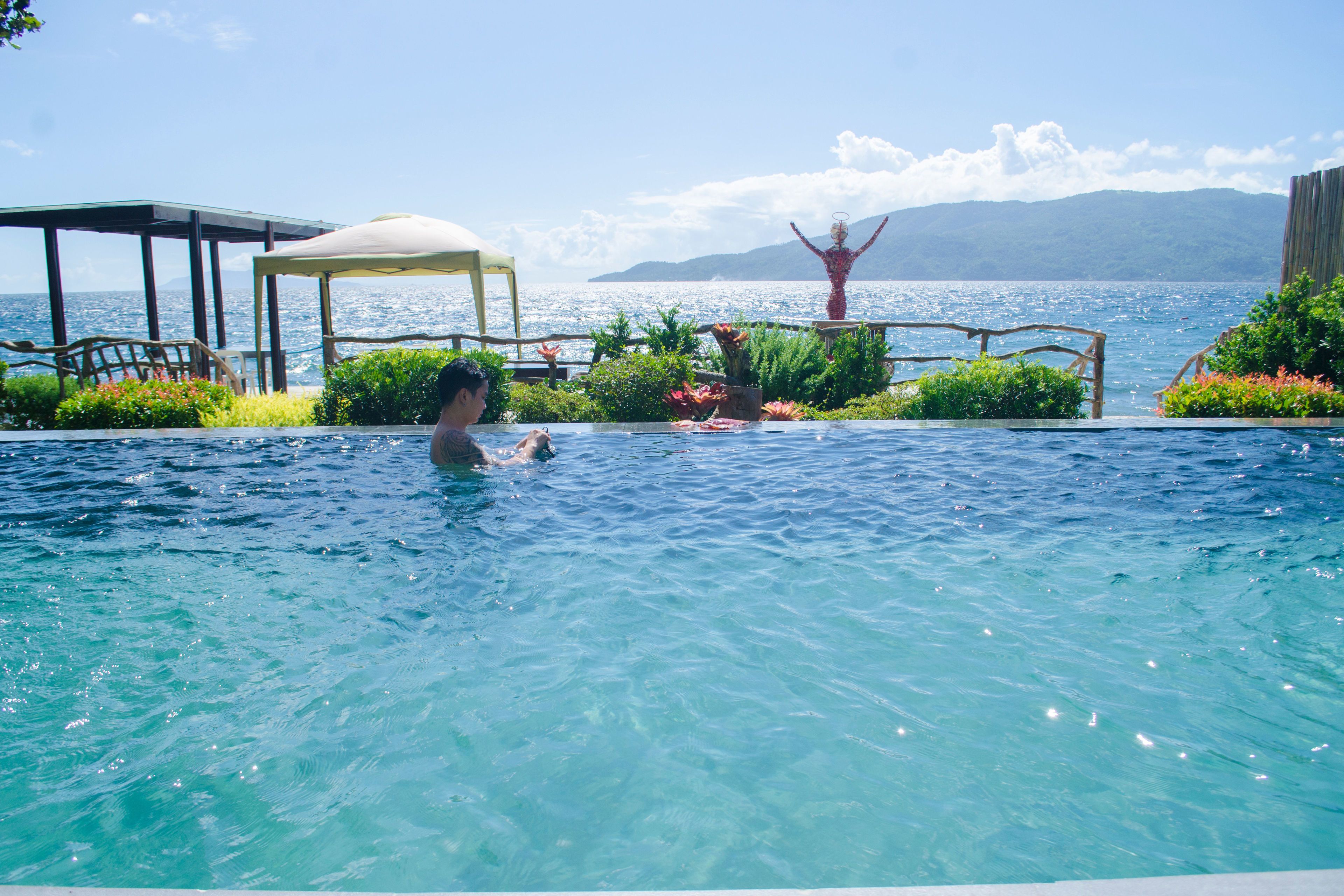 2 piscinas al aire libre, una piscina infinita, sombrillas
