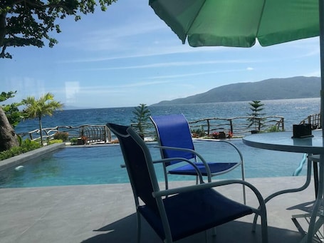 2 piscinas al aire libre, una piscina infinita, sombrillas