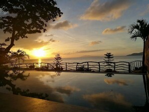 2 piscinas al aire libre, una piscina con borde infinito, sombrillas