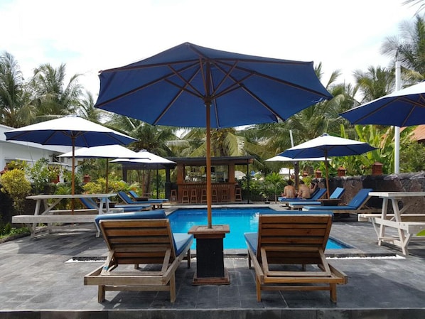 Piscine extérieure, chaises longues