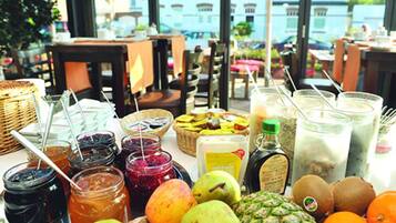 Sarapan prasmanan setiap hari (EUR 16 per orang)