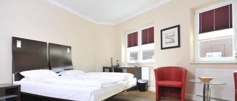 Chambre double | Coffre-fort, bureau, lit dâappoint (supplĂ©ment), accĂšs au Wi-Fi (inclus)