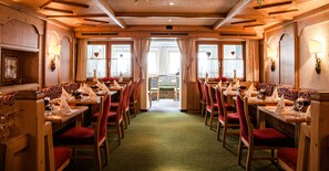 Lunsj og middag serveres, lokale og internasjonale retter