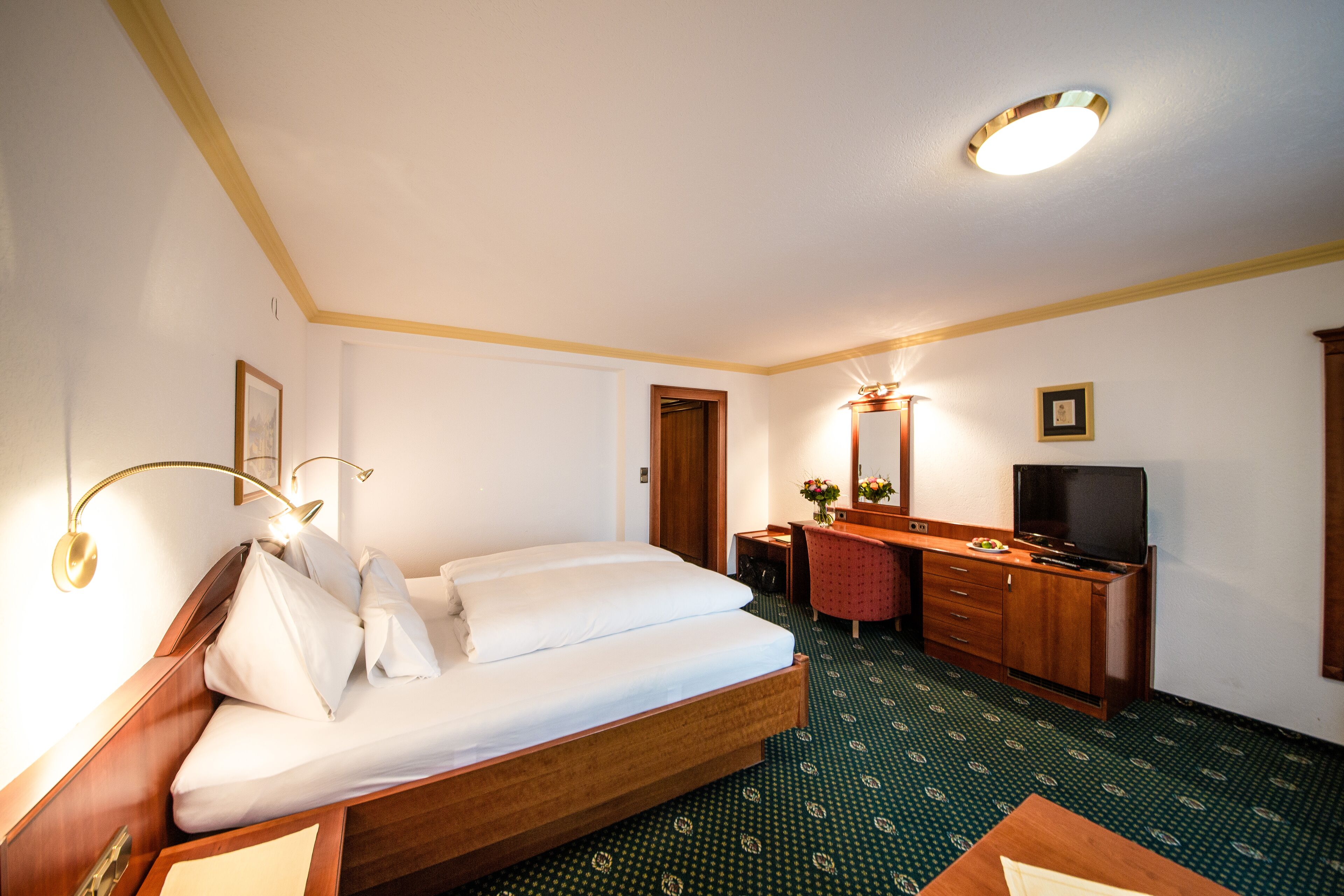 suite, 1 bedroom | down duvets, in-room safe, desk, rollaway beds