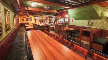 2 Bars/Lounges