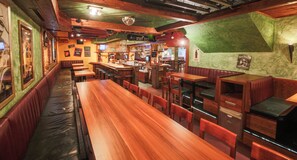 2 bares o lounges 