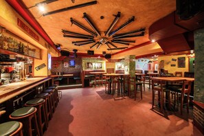 Serveert lunch en diner, lokale en internationale gerechten