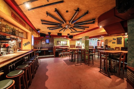 Se sirven almuerzos y cenas, cocina local e internacional