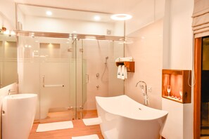 Deluxe Suite With Spa Bath | Bathroom | Free toiletries, hair dryer, bidet, towels - Airavata Boutique Resort (Kandy)