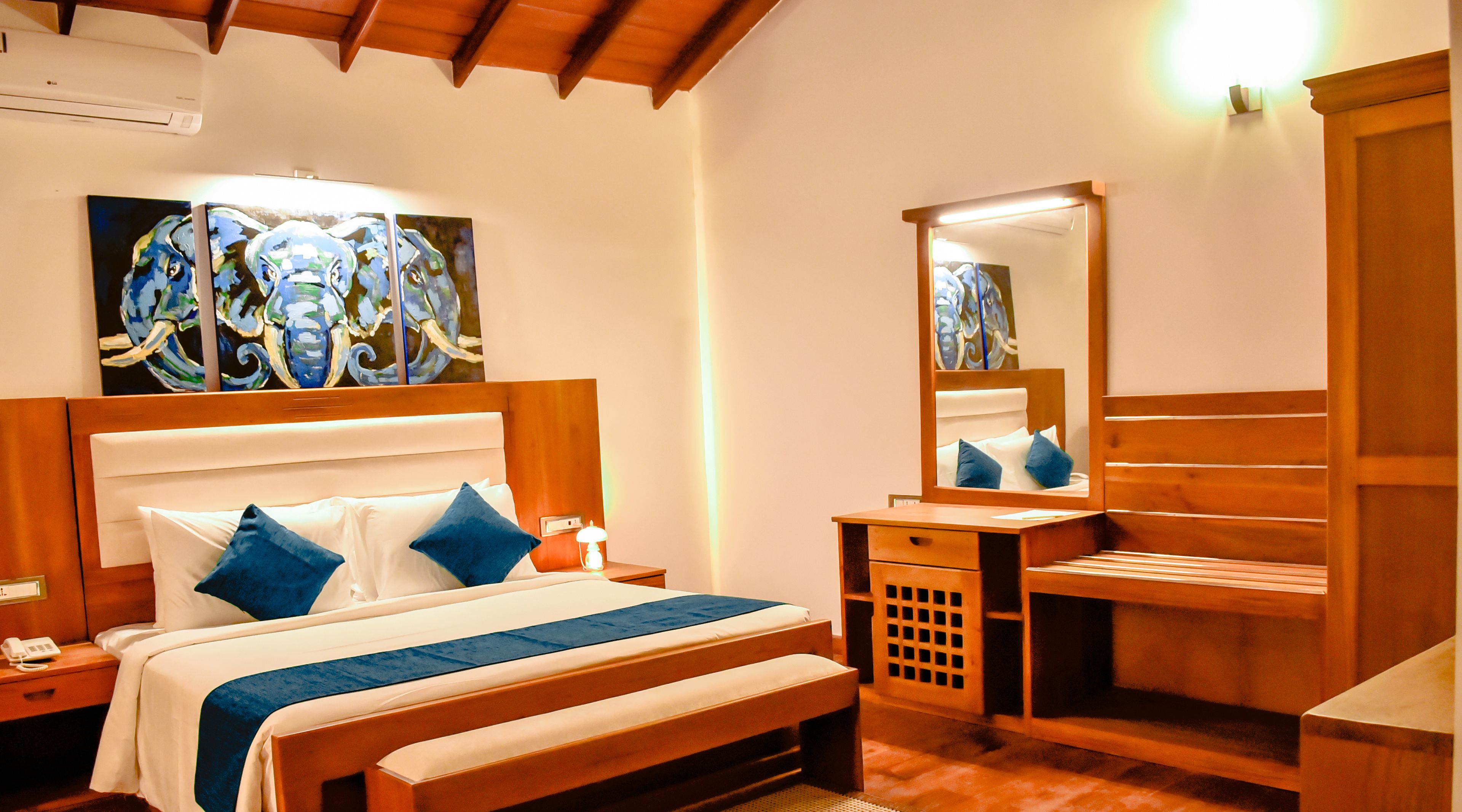 junior suite | 1 bedroom, premium bedding, pillow-top beds, minibar