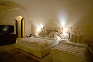 Habitación triple | Caja fuerte, escritorio, wifi gratis