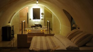 Honeymoon Suite (Lilith)