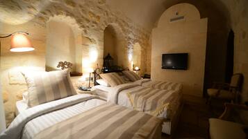 Family Room | In-room safe, desk, free WiFi