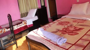 Una habitación con una cama, una silla y un escritorio.