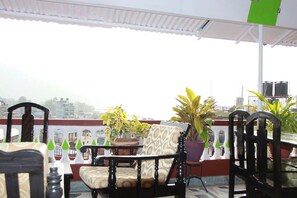 Outdoor dining - Hotel Santana (Pokhara)